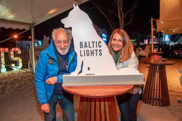 abb Dieter Hallervorden und Frau Christiane Zander zu Gast am Strand bei 10.Jahre Baltic Lights 2026 Promi Charity Schlittenhunderennen zu Gunsten der Welthungerhilfe an der Ostsee zwischen der Seebruecke Ahlbeck und der Seebruecke Heringsdorf , Freitag 06.03.2026 in Heringsdorf MV Deutschland