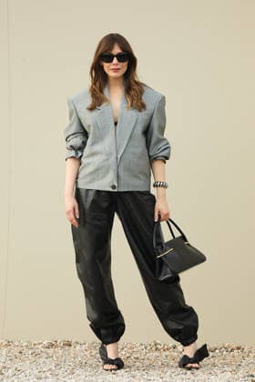 Paris Fashion Week People au defile Givenchy arrive au Défilé Givenchy Femme Automne Hiver 2026 2027 lors de la Fashion Week de Paris, 6 mars 2026 attends the Givenchy Womenswear Fall Winter 2026 2027 show as part of Paris Fashion Week on March 06, 2026 in Paris, France 453818 2026 03 06 France Olsen, Elizabeth  Copyright: xIvankaxVoisinx xStarfacex STAR_453818_004