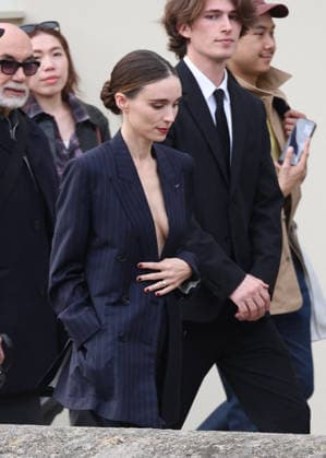 Rooney Mara at the Arrivals at the Givenchy Womenswear Collection Prêt à Porter Fall Winter 2026 2027 show as part of Paris Fashion Week PFW at the Hotel National des Invalides, in Paris, France, on March 6, 2026 Denis Guignebourg Bestimage Arrivals at the Givenchy Womenswear Fall Winter 2026 2027 show as part of Paris Fashion Week on March 6, 2026 in Paris, France Paris France  Copyright: xDenisxGuignebourgx xBestimagexDenisxGuignebourgx xBestimagex