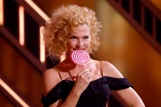 Moderatorin Sonya Kraus (hier mit einem Lolli) ist ausgeschieden bei der ersten Tanzshow der 19. Staffel der RTL-Tanzshow Lets Dance im Coloneum. Köln, 06.03.2026 NRW Deutschland Copyright: xChristophxHardtx