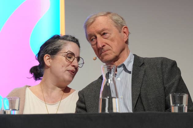Eroeffnung des Literaturfestival lit.cologne 2026 Der britische Schriftsteller Julian Barnes unterstuetzt von einer Dolmetscherin bei der ersten Lesung und Eroeffnung des Literaturfestival lit.COLOGNE 2026 in der Koelner Flora, Koeln, 07.03.2026 Koeln NRW Deutschland