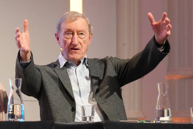 Eroeffnung des Literaturfestival lit.cologne 2026 Der britische Schriftsteller Julian Barnes untermauert seine Ausagen mit Mimik und Gestik bei der ersten Lesung und Eroeffnung des Literaturfestival lit.COLOGNE 2026 in der Koelner Flora, Koeln, 07.03.2026 Koeln NRW Deutschland