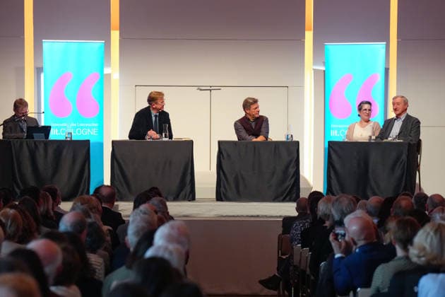 Eroeffnung des Literaturfestival lit.cologne 2026 Julian Barnes gemeinsam mit Robert Habeck bei der ersten Lesung und Eroeffnung des Literaturfestival lit.COLOGNE 2026 in der Koelner Flora, Koeln, 07.03.2026 Koeln NRW Deutschland