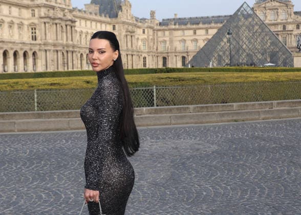 Guest aux arrivées au défilé Elie Saab Collection Femme Prêt à Porter Automne Hiver 2026 2027 lors de la Fashion Week de Paris PFW au Carrousel du Louvre, à Paris, France, le 7 mars 2026 Denis Guignebourg Bestimage Arrivals at the Elie Saab Womenswear Fall Winter 2026 2027 show as part of Paris Fashion Week on March 07, 2026 in Paris, France Paris France  Copyright: xDenisxGuignebourgx xBestimagexDenisxGuignebourgx xBestimagex