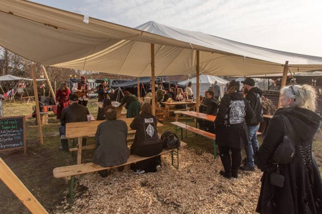 Wacken Winternights Spectaculum Wacken Kaltstart - Traditionell beginnt die Saison in Wacken auf der 9ten Bühne des Wacken Open Air, dem Landgasthof in Wacken. Ein Mittelalterlager und tolle Bands bekommen dort schon im Februar die Chance in Wacken die Saison zu starten. IVDJ5334