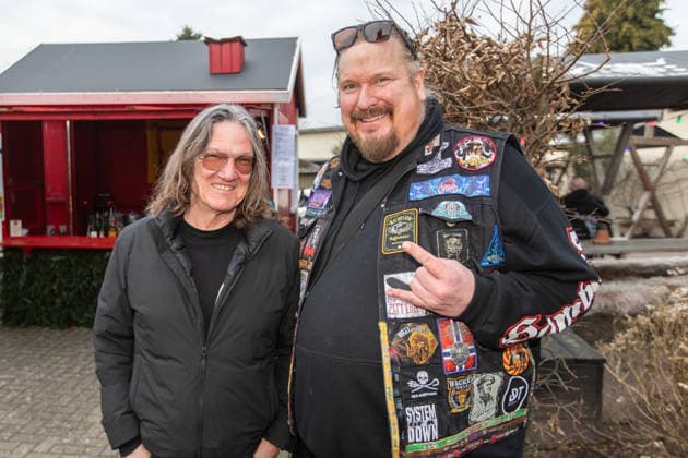 Wacken Winternights Spectaculum Wacken Kaltstart - Traditionell beginnt die Saison in Wacken auf der 9ten Bühne des Wacken Open Air, dem Landgasthof in Wacken. Ein Mittelalterlager und tolle Bands bekommen dort schon im Februar die Chance in Wacken die Saison zu starten. Auch Wacken Mitbegründer Thomas Jensen selbst schaute vorbei, denn im Landgasthof in Wacken entstand die Idee zum Festival und Thomas Jensen arbeitete dort hinter dem Tresen. Mit im Bild Nils Christiansen, Gründer der größten Wacken Fan Community. IVDJ5340