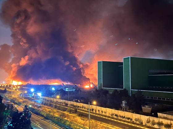 News Bilder des Tages Explosions in Tehran Airport Smoke and fire rise at the site of airstrikes at Mehrabad International Airport in Tehran on March 7, 2026, after the United States and Israel launched strikes against Iran on February 28, prompting Iranian retaliation with missile attacks across the region. Tehran Tehran Iran Copyright: xSepehr-Mx