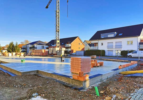 Baustelle mit fertig gegossenem Fundament fuer ein Mehrfamilienhaus, Deutschland, Nordrhein-Westfalen, Lippstadt construction site with completed foundation for an apartment building, Germany, North Rhine-Westphalia, Lippstadt BLWS743606 *** Construction site with finished cast Foundation for a Apartment building, Germany, North Rhine Westphalia, Lippstadt Construction Site With completed Foundation for to Apartment building, Germany, North Rhine Westphalia, Lippstadt BLWS743606 Copyright: xblickwinkel S.xZiesex