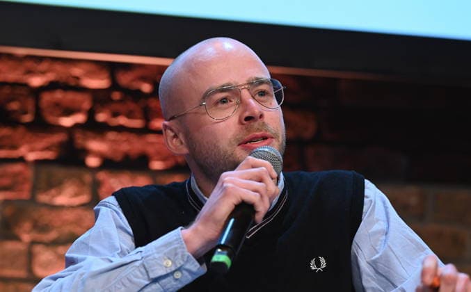 Autor Nicolas van Veen liest und spricht auf der Lit.Cologne, dem internationalen Literaturfestival