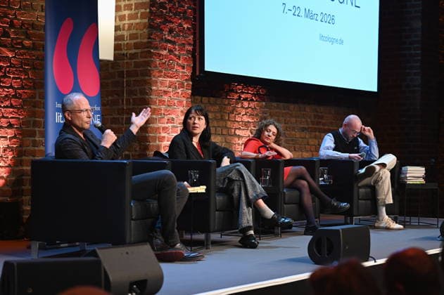 Die Autoren Maxim Leo, l-r, Dana von Suffrin, Adriana Altaras, Nicolas van Veen lesen und sprechen auf der Lit.Cologne, dem internationalen Literaturfestival zum Thema Meine jüdische Familie