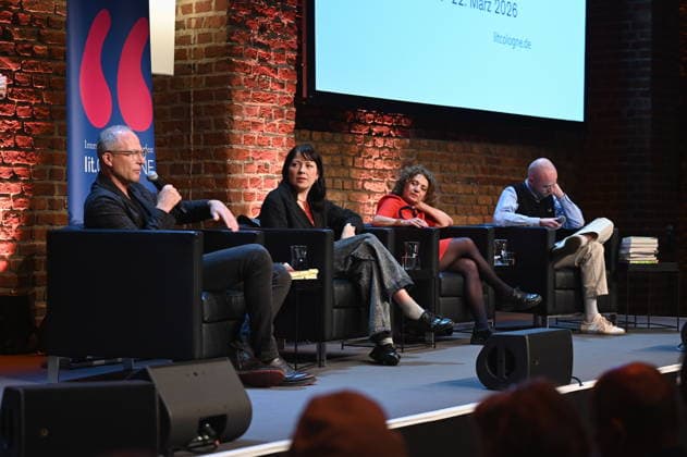 Die Autoren Maxim Leo, l-r, Dana von Suffrin, Adriana Altaras, Nicolas van Veen lesen und sprechen auf der Lit.Cologne, dem internationalen Literaturfestival zum Thema Meine jüdische Familie