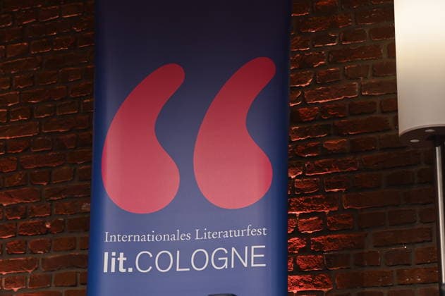 Aufsteller mit Logo und Schriftzug der Lit.Cologne, dem internationalen Literaturfestival