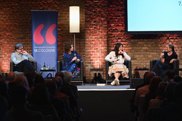 Autor und Regisseur David Schalko, Eva Menasse, Autorin Vea Kaiser Autorin Verena Rossbacher, l-t, auf der Bühne und sprechen und Lesen zum Thema Vienna calling auf der Lit.Cologne, dem internationalen Literaturfestival