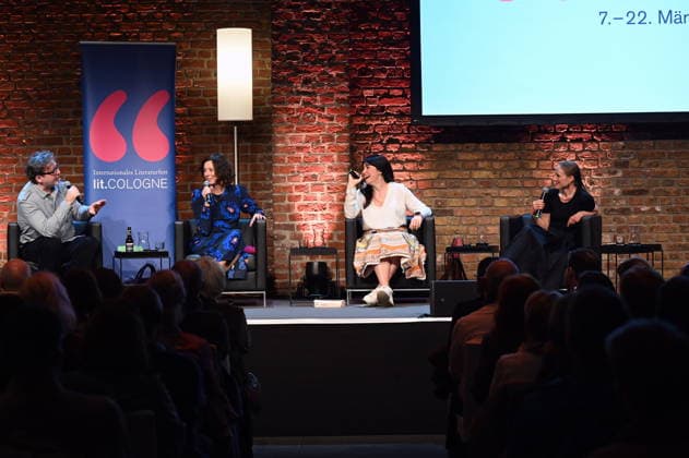 Autor und Regisseur David Schalko, Eva Menasse, Autorin Vea Kaiser Autorin Verena Rossbacher, l-t, auf der Bühne und sprechen und Lesen zum Thema Vienna calling auf der Lit.Cologne, dem internationalen Literaturfestival