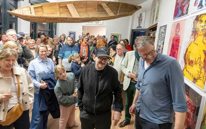 Der Schauspieler und Künstler, Milan Peschel, ** NUR FÜR REDAKTIONELLE ZWECKE ** EDITORIAL USE ONLY **<p>Der Schauspieler und Künstler, Milan Peschel, präsentiert am Samstag, dem 7. März 2026 seine eigenen künstlerischen Arbeiten auf einer Vernissage, die von Uli Wilkes in der Kleinen Affäre in Hattingen Blankenstein eröffnet wird. Video: Walter Fischer FUNKE Foto Services < p> Deutschland NRW Hattingen Copyright: WalterxFischer