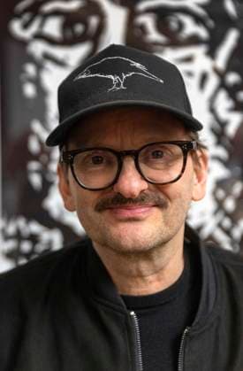 Der Schauspieler und Künstler, Milan Peschel, ** NUR FÜR REDAKTIONELLE ZWECKE ** EDITORIAL USE ONLY **<p>Der Schauspieler und Künstler, Milan Peschel, präsentiert am Samstag, dem 7. März 2026 seine eigenen künstlerischen Arbeiten auf einer Vernissage in der Kleinen Affäre in Hattingen Blankenstein. Deutschland NRW Hattingen Copyright: WalterxFischer