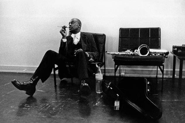 Archie SHEPP (1978) Archie Shepp dans sa loge apres un concert au theatre de Caen en 1978 RECORD DATE NOT STATED *** Archie SHEPP 1978 Archie Shepp in his dressing room after a concert at the theatre de Caen in 1978 RECORD DATE NOT STATED  Copyright: x TristanxJeanne-Vales ArtComPressxviaxopale.photox