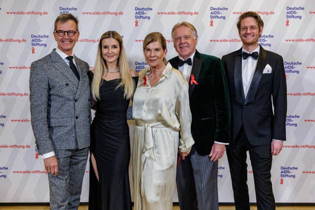 07.03.2026. Düsseldorf. 16. Festliche Operngala zu Gunsten der Deutsche AIDS-Stiftung in der Deutschen Oper am Rhein. Hier (l-r): Erster Bürgermeister Josef Hinkel, Dr. Britta Kuehlmann, Nicola und Peter Wienen und Simon Frank Düsseldorf Deutsche Oper am Rhein Nordrhein-Westfalen Deutschland