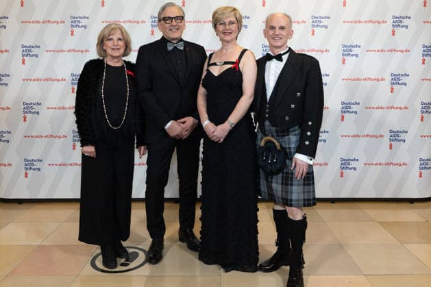 07.03.2026. Düsseldorf. 16. Festliche Operngala zu Gunsten der Deutsche AIDS-Stiftung in der Deutschen Oper am Rhein. Hier (l-r): Eheleute Heinrich Labbert und die Geschäftsführende Direktorin Deutsche Oper am Rhein Alexandra Stampler-Brown mit Ehemann Douglas Düsseldorf Deutsche Oper am Rhein Nordrhein-Westfalen Deutschland