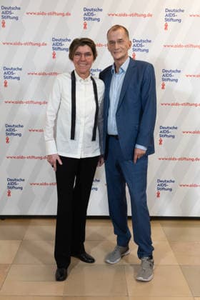 07.03.2026. Düsseldorf. 16. Festliche Operngala zu Gunsten der Deutsche AIDS-Stiftung in der Deutschen Oper am Rhein. Hier (l-r): Moderatotin Bettina Böttinger und Schauspieler Georg Uecker Düsseldorf Deutsche Oper am Rhein Nordrhein-Westfalen Deutschland *** 07 03 2026 Düsseldorf 16 Festive opera gala in aid of the German AIDS Foundation at the Deutsche Oper am Rhein Here l r Presenter Bettina Böttinger and actor Georg Uecker Düsseldorf Deutsche Oper am Rhein North Rhine-Westphalia Germany