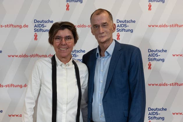 07.03.2026. Düsseldorf. 16. Festliche Operngala zu Gunsten der Deutsche AIDS-Stiftung in der Deutschen Oper am Rhein. Hier (l-r): Moderatotin Bettina Böttinger und Schauspieler Georg Uecker Düsseldorf Deutsche Oper am Rhein Nordrhein-Westfalen Deutschland