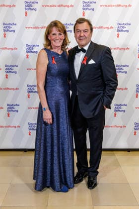 07.03.2026. Düsseldorf. 16. Festliche Operngala zu Gunsten der Deutsche AIDS-Stiftung in der Deutschen Oper am Rhein. Hier (l-r): Sabine und Hans-Jürgen Tüllmann Düsseldorf Deutsche Oper am Rhein Nordrhein-Westfalen Deutschland