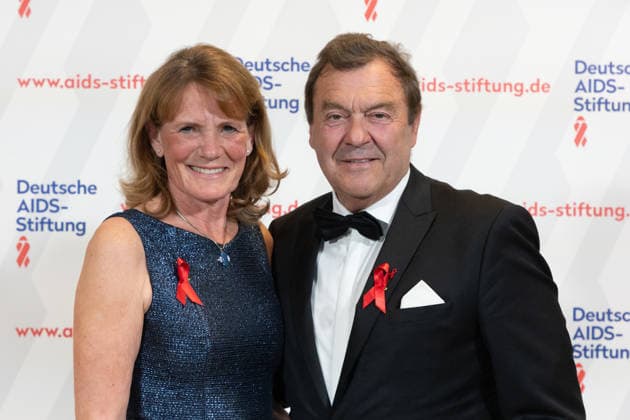 07.03.2026. Düsseldorf. 16. Festliche Operngala zu Gunsten der Deutsche AIDS-Stiftung in der Deutschen Oper am Rhein. Hier (l-r): Sabine und Hans-Jürgen Tüllmann Düsseldorf Deutsche Oper am Rhein Nordrhein-Westfalen Deutschland