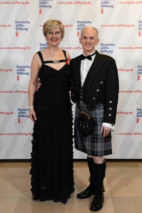 07.03.2026. Düsseldorf. 16. Festliche Operngala zu Gunsten der Deutsche AIDS-Stiftung in der Deutschen Oper am Rhein. Hier (l-r): Geschäftsführende Direktorin Deutsche Oper am Rhein Alexandra Stampler-Brown mit Ehemann Douglas Düsseldorf Deutsche Oper am Rhein Nordrhein-Westfalen Deutschland