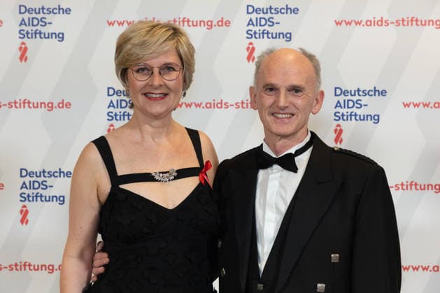 07.03.2026. Düsseldorf. 16. Festliche Operngala zu Gunsten der Deutsche AIDS-Stiftung in der Deutschen Oper am Rhein. Hier (l-r): Geschäftsführende Direktorin Deutsche Oper am Rhein Alexandra Stampler-Brown mit Ehemann Douglas Düsseldorf Deutsche Oper am Rhein Nordrhein-Westfalen Deutschland