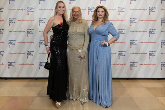 07.03.2026. Düsseldorf. 16. Festliche Operngala zu Gunsten der Deutsche AIDS-Stiftung in der Deutschen Oper am Rhein. Hier (l-r): Stephanie Oberbeckmann, Michaela Mumm-von Oldenburg und Elena Nuzman Düsseldorf Deutsche Oper am Rhein Nordrhein-Westfalen Deutschland