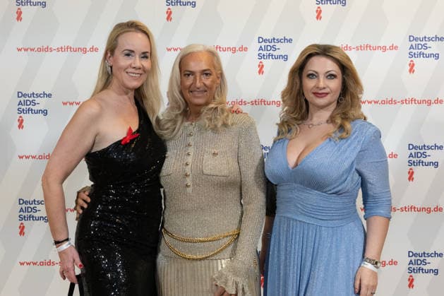 07.03.2026. Düsseldorf. 16. Festliche Operngala zu Gunsten der Deutsche AIDS-Stiftung in der Deutschen Oper am Rhein. Hier (l-r): Stephanie Oberbeckmann, Michaela Mumm-von Oldenburg und Elena Nuzman Düsseldorf Deutsche Oper am Rhein Nordrhein-Westfalen Deutschland