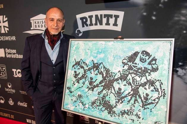 abb Erdogan Atalay mit Bild zu Gast beim Gala Dinner Preisverleihung bei 10.Jahre Baltic Lights Night 2026 Promi Charity Schlittenhunderennen zu Gunsten der Welthungerhilfe an der Ostsee zwischen der Seebruecke Ahlbeck und der Seebruecke Heringsdorf, Samstag 07.03.2026 in Heringsdorf MV Deutschland