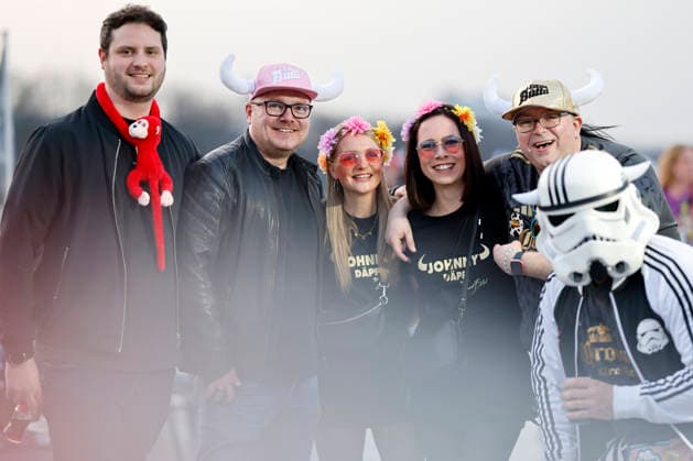 Partygäste mit den typischen Büffel-Kopfbedeckungen bei der Party zu 20 Jahre Lorenz Büffel*. Der Ballermann-Star feiert sein 20-jähriges Bühnen-Jubiläum mit einer Party auf dem Rhein. Köln, 07.03.2026 NRW Deutschland Copyright: xChristophxHardtx