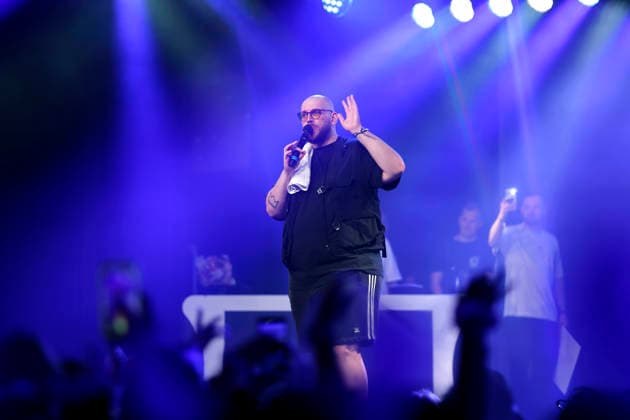 Partyschlagersänger Rumbombe (Robin Maximilian Mayer) bei der Party zu 20 Jahre Lorenz Büffel*. Der Ballermann-Star Büffel feiert sein 20-jähriges Bühnen-Jubiläum mit einer Party auf dem Rhein. Köln, 07.03.2026 NRW Deutschland Copyright: xChristophxHardtx