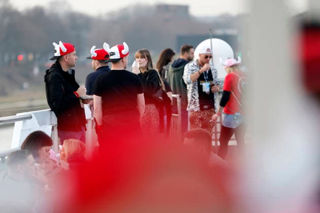 Partygäste mit den typischen Büffel-Kopfbedeckungen bei der Party zu 20 Jahre Lorenz Büffel*. Der Ballermann-Star feiert sein 20-jähriges Bühnen-Jubiläum mit einer Party auf dem Rhein. Köln, 07.03.2026 NRW Deutschland Copyright: xChristophxHardtx