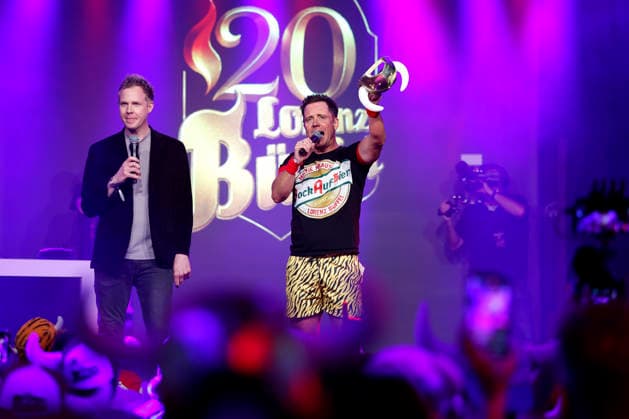 Moderator Daniel Danger und Partyschlagersänger Lorenz Büffel bei der Party zu 20 Jahre Lorenz Büffel*. Der Ballermann-Star feiert sein 20-jähriges Bühnen-Jubiläum mit einer Party auf dem Rhein. Köln, 07.03.2026 NRW Deutschland Copyright: xChristophxHardtx