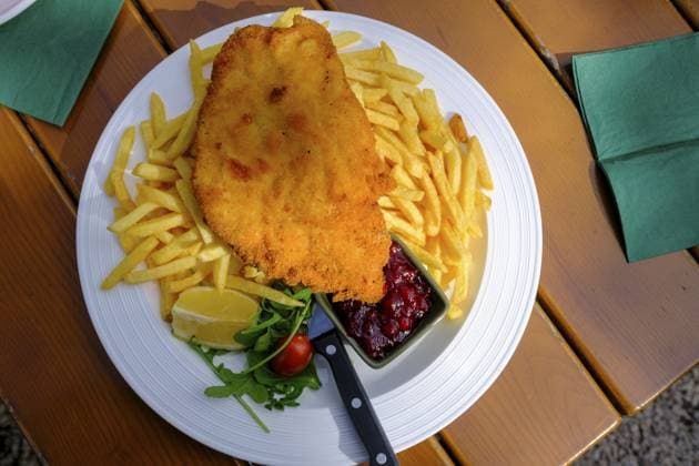 Wiener Schnitzel mit Pommes, Food, Klosterwirt, Höglwörth, Höglwörther See, Rupertiwinkl, Oberbayern, Bayern, Deutschland Wiener Schnitzel mit Pommes, Food, Klosterwirt, Höglwörth, Höglwörther See, Rupertiwinkl, Upper Bavaria, Bavaria, Germany Copyright: imageBROKER FotografiexLisax+xWi ibxdwb16898957.jpg
