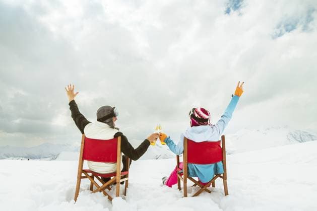 Paar entspannen sich auf Stühlen im verschneiten Skigebiet mit Bierflasche, Freizeitkonzept, Winterurlaub, Entspannung, unbeschwerter Lebensstil, Freiheit, gemütlicher Entspannungsmoment im Freien Couple relax sit on chairs in snowy ski resort with beer bottle, concept of leisure, winter holiday, relaxation, carefree lifestyle, freedom, cozy outdoor relaxation moment Copyright: imageBROKER EvaldasxMikoliunas ibxemi16698581.jpg ,model released, Symbolfoto ,property released