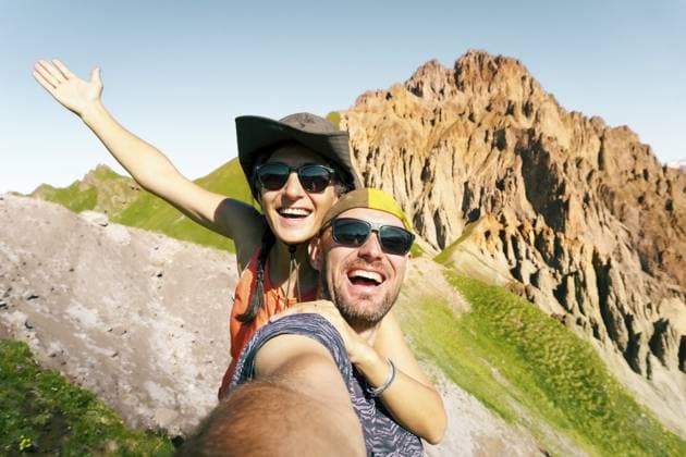 Lächelnde Wanderfreunde, die ein Selfie auf dem Gipfel des Berges machen. Millennial Mädchen genießt Tagesausflug im Sommer und lacht gemeinsam in die Kamera Millennial Reisende stehen in malerischer Natur Smiling couple of hikers friends taking selfie on top of mountain. Millennial guy girl enjoying summertime day out trip laughing at camera together - Millennial travelers standing in scenic nature Copyright: imageBROKER EvaldasxMikoliunas ibxemi16706085.jpg ,model released, Symbolfoto ,property released
