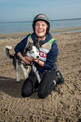 abb Seraphina Kalze Teilnehmerin mit Hund am Strand bei 10.Jahre Baltic Lights 2026 Promi Charity Schlittenhunderennen zu Gunsten der Welthungerhilfe an der Ostsee zwischen der Seebruecke Ahlbeck und der Seebruecke Heringsdorf ,Samstag 07.03.2026 in Heringsdorf MV Deutschland