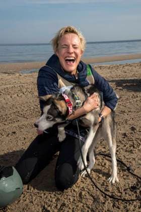 abb Seraphina Kalze Teilnehmerin mit Hund am Strand bei 10.Jahre Baltic Lights 2026 Promi Charity Schlittenhunderennen zu Gunsten der Welthungerhilfe an der Ostsee zwischen der Seebruecke Ahlbeck und der Seebruecke Heringsdorf ,Samstag 07.03.2026 in Heringsdorf MV Deutschland