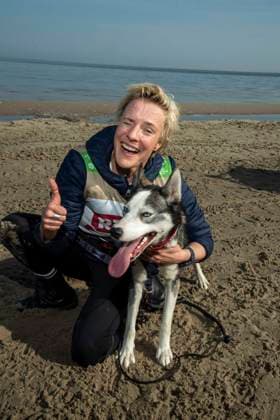 abb Seraphina Kalze Teilnehmerin mit Hund am Strand bei 10.Jahre Baltic Lights 2026 Promi Charity Schlittenhunderennen zu Gunsten der Welthungerhilfe an der Ostsee zwischen der Seebruecke Ahlbeck und der Seebruecke Heringsdorf ,Samstag 07.03.2026 in Heringsdorf MV Deutschland