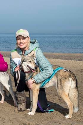 abb Sanna Englund Teilnehmerin mit Hund am Strand bei 10.Jahre Baltic Lights 2026 Promi Charity Schlittenhunderennen zu Gunsten der Welthungerhilfe an der Ostsee zwischen der Seebruecke Ahlbeck und der Seebruecke Heringsdorf ,Samstag 07.03.2026 in Heringsdorf MV Deutschland