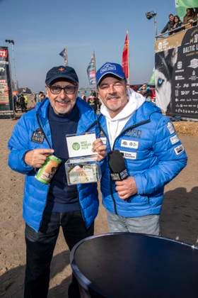 abb Wolfgang Stumph mit Spendenbox und Till Demtroeder Teilnehmer am Strand bei 10.Jahre Baltic Lights 2026 Promi Charity Schlittenhunderennen zu Gunsten der Welthungerhilfe an der Ostsee zwischen der Seebruecke Ahlbeck und der Seebruecke Heringsdorf ,Samstag 07.03.2026 in Heringsdorf MV Deutschland
