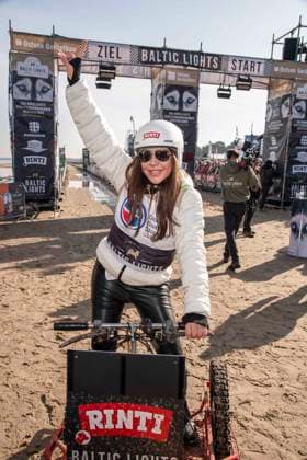abb Simone Thomalla Teilnehmerin am Strand bei 10.Jahre Baltic Lights 2026 Promi Charity Schlittenhunderennen zu Gunsten der Welthungerhilfe an der Ostsee zwischen der Seebruecke Ahlbeck und der Seebruecke Heringsdorf ,Samstag 07.03.2026 in Heringsdorf MV Deutschland