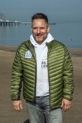abb MLars Pape Teilnehmer am Strand bei 10.Jahre Baltic Lights 2026 Promi Charity Schlittenhunderennen zu Gunsten der Welthungerhilfe an der Ostsee zwischen der Seebruecke Ahlbeck und der Seebruecke Heringsdorf ,Samstag 07.03.2026 in Heringsdorf MV Deutschland