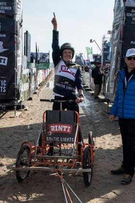 abb Seraphina Kalze Teilnehmerin mit Hund am Strand bei 10.Jahre Baltic Lights 2026 Promi Charity Schlittenhunderennen zu Gunsten der Welthungerhilfe an der Ostsee zwischen der Seebruecke Ahlbeck und der Seebruecke Heringsdorf ,Samstag 07.03.2026 in Heringsdorf MV Deutschland