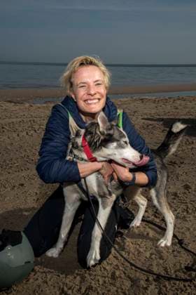 abb Seraphina Kalze Teilnehmerin mit Hund am Strand bei 10.Jahre Baltic Lights 2026 Promi Charity Schlittenhunderennen zu Gunsten der Welthungerhilfe an der Ostsee zwischen der Seebruecke Ahlbeck und der Seebruecke Heringsdorf ,Samstag 07.03.2026 in Heringsdorf MV Deutschland