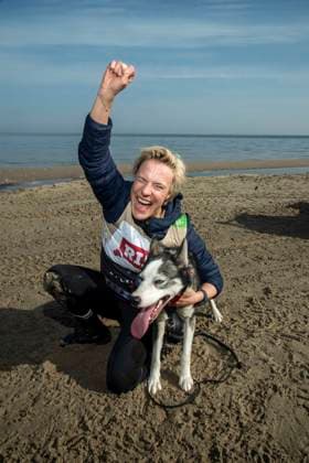 abb Seraphina Kalze Teilnehmerin mit Hund am Strand bei 10.Jahre Baltic Lights 2026 Promi Charity Schlittenhunderennen zu Gunsten der Welthungerhilfe an der Ostsee zwischen der Seebruecke Ahlbeck und der Seebruecke Heringsdorf ,Samstag 07.03.2026 in Heringsdorf MV Deutschland