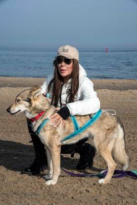 abb Simone Thomalla Teilnehmerin mit Hund am Strand bei 10.Jahre Baltic Lights 2026 Promi Charity Schlittenhunderennen zu Gunsten der Welthungerhilfe an der Ostsee zwischen der Seebruecke Ahlbeck und der Seebruecke Heringsdorf ,Samstag 07.03.2026 in Heringsdorf MV Deutschland